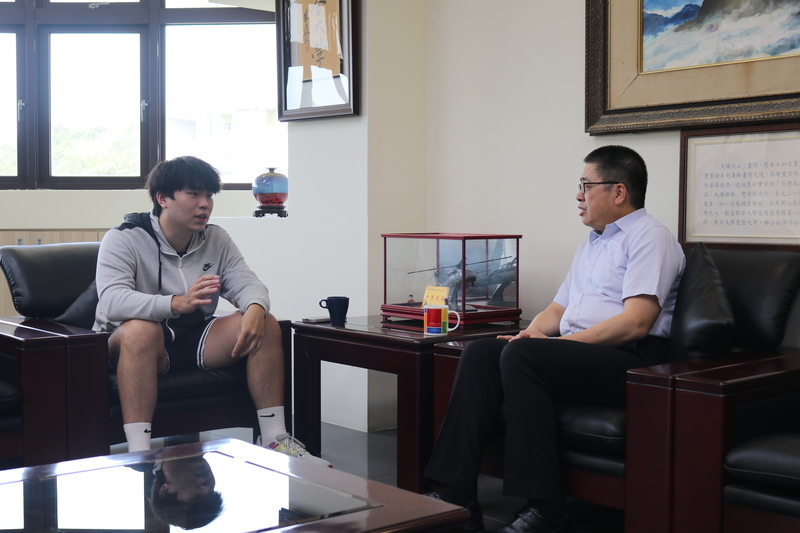 呂書宇同學與校長會面分享助人當下的心情