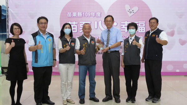 聯大副校長胡宣德(右3)接受苗栗縣徐耀昌縣長(右4)致贈感謝盃