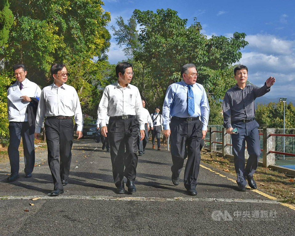 內政部次長邱昌嶽(左2)、教育部長潘文忠(中)今天下午到苗栗的國立聯合大學進行校園視察,深入交流校園安全工作,並與地方警、消共同檢視校園周邊安全防護情形。(內政部提供)